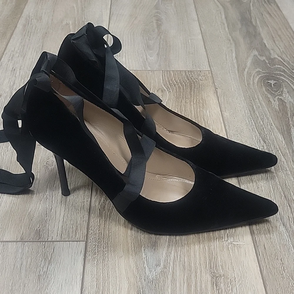 Banana Republic Black Velvet Ribbon Strap Pointed Toe Heels Size 10